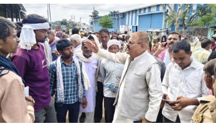 खाद की समस्या जूझ रहे किसान, मौके पर पहुँचे विधायक