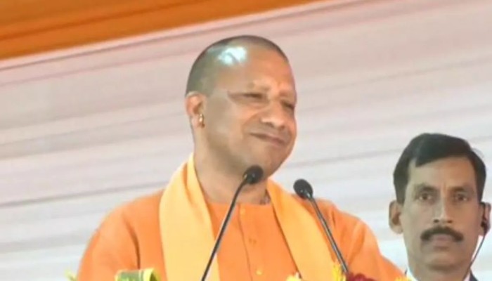 सीएम योगी ने किया कन्वेंशन सेंटर का लोकार्पण, अधिकारियों के साथ की समीक्षा बैठक