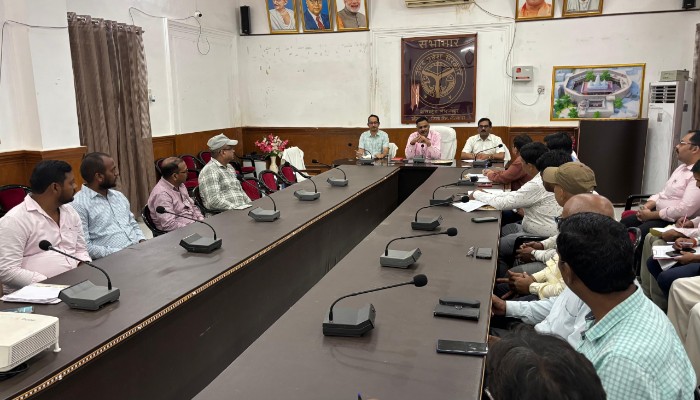 गैस एजेंसियों को जिलाधिकारी ने दिए निर्देश, अधिकारियों संग की बैठक