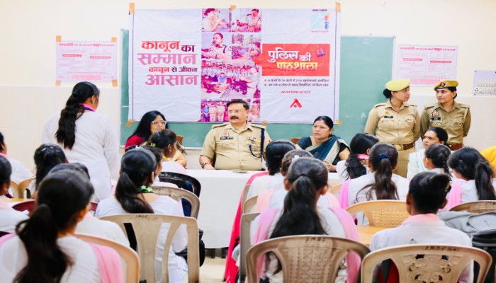 छात्राओं को जागरूक करने के लिए आयोजित हुई ‘पुलिस की पाठशाला’
