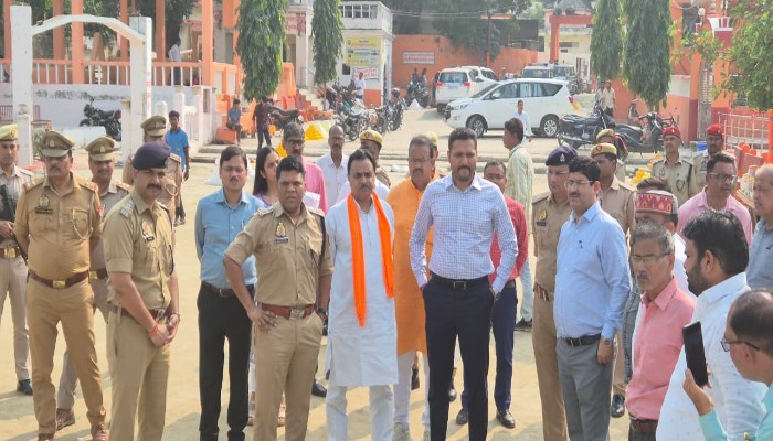 छठ पर्व की तैयारियां पूरी, घाट का निरीक्षण करने पहुंचे जिलाधिकारी