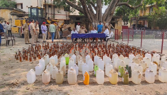 मिर्जापुर में अवैध शराब के खिलाफ पुलिस प्रशासन की कड़ी कार्रवाई, स्वास्थ्य और सुरक्षा को प्राथमिकता
