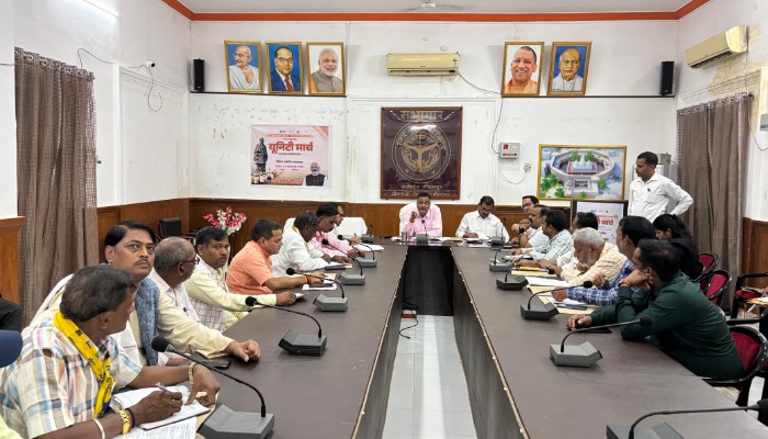 मिर्जापुर में निर्वाचक नामावली पुनरीक्षण को लेकर जिलाधिकारी ने की समीक्षा बैठक, सभी राजनीतिक दलों को दिए आवश्यक निर्देश