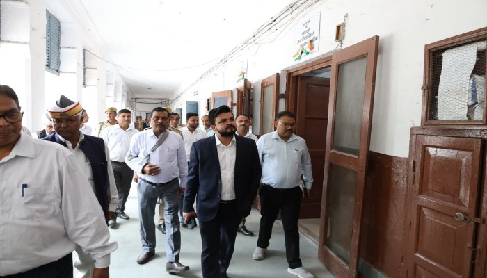 रामपुर: जिलाधिकारी अजय कुमार द्विवेदी ने कलेक्ट्रेट परिसर का किया निरीक्षण