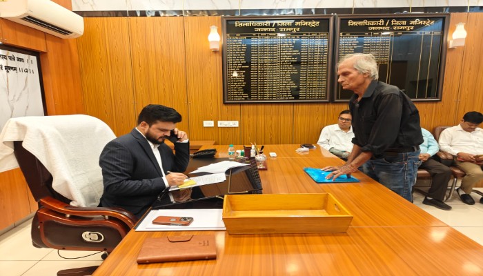 रामपुर जिलाधिकारी अजय कुमार द्विवेदी ने कलेक्ट्रेट में सुनी आमजन की समस्या
