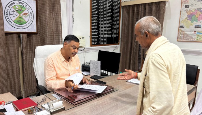 जिलाधिकारी ने सुनी फरियादियों की समस्याएं, अधिकारियों को दिए कई निर्देश