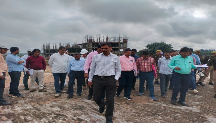 मंडलायुक्त ने जिलाधिकारी के साथ किया निरीक्षण, मुख्य अभियंता को किया तलब