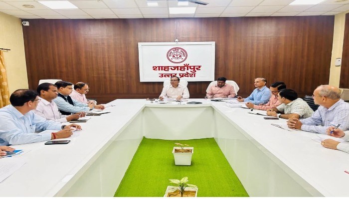 जिलाधिकारी ने कहा- बकाया गन्ना मूल भुगतान करने के बाद ही पेराई प्रारंभ करें चीनी मिलें