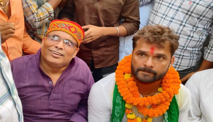 Bihar Assembly Elections: खेसारी लाल यादव के लिए प्रचार करने पहुंचे सामाजिक कार्यकर्ता राजन पांडे