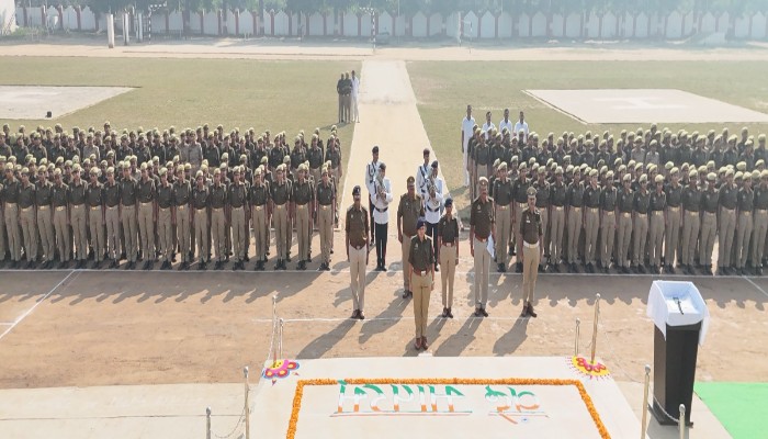 वंदे मातरम् की गूंज से गूंजा पुलिस लाइन परिसर, एक स्वर में गाया राष्ट्रगीत