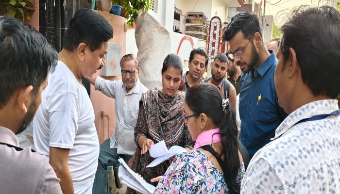 जिला निर्वाचन अधिकारी ने गंगानगर क्षेत्र में ई.एफ. वितरण कार्य का किया निरीक्षण