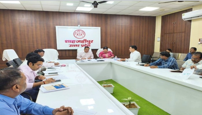 Shahjahanpur News : 100 KL से अधिक पानी खर्च करने पर औद्योगिक इकाईयां बनाएंगी तालाब -डीम