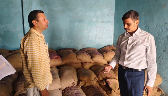 मण्डलायुक्त ने धान क्रय केन्द्र का किया आकस्मिक निरीक्षण, दिए निर्देश