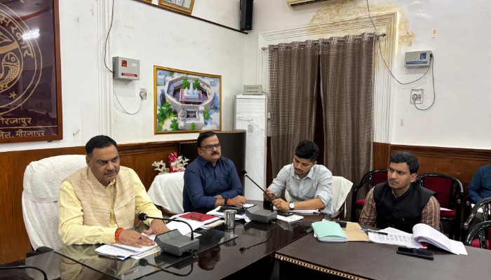 कलेक्ट्रेट सभागार में जिलाधिकारी ने की समीक्षा बैठक, फीडबैक पर जताई नाराजगी