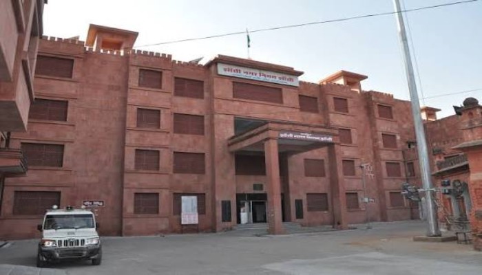 झांसी नगर निगम में आयुक्त आकांक्षा राणा की सख्त कार्यशैली, देर से आने वाले कर्मचारियों पर गिरी गाज