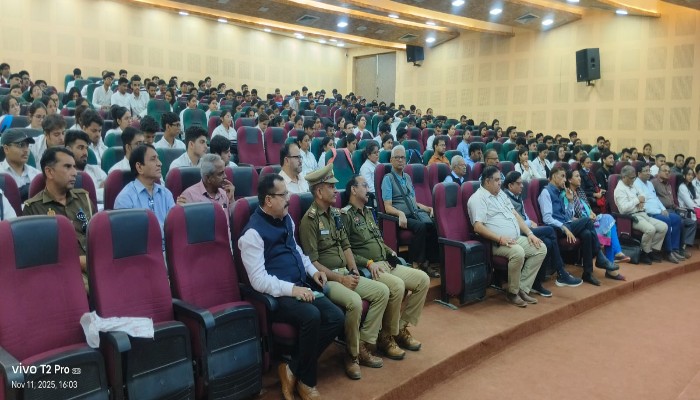 Shahjahanpur News : वरुण अर्जुन मेडिकल कॉलेज में सड़क सुरक्षा जागरूकता कार्यक्रम, युवाओं को मिला ‘सेफ ड्राइव’ का संदेश