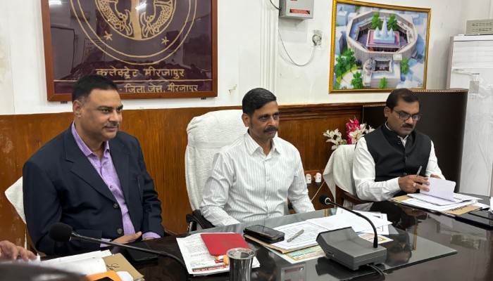 मण्डलायुक्त ने की समीक्षा बैठक, SIR सहित अन्य कार्यों की ली जानकारी