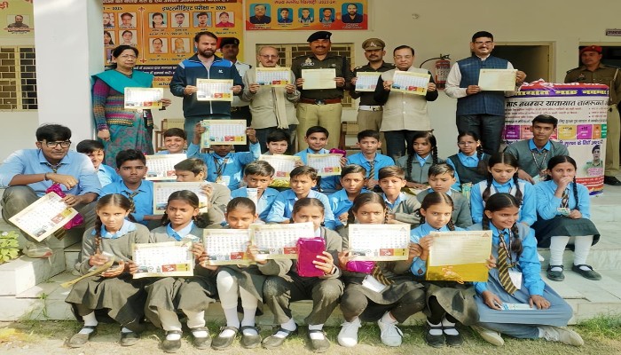 Rampur Traffic Awareness : रामपुर में छात्र-छात्राओं को यातायात नियमों के प्रति जागरूक करने के लिए अभियान आयोजित