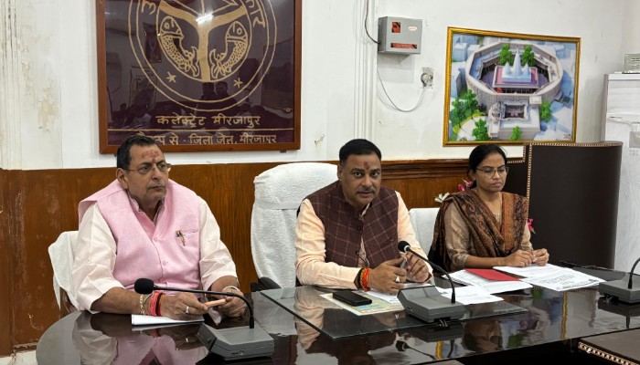 मीरजापुर में नमामि गंगे योजना की प्रगति पर कड़ी समीक्षा, जिलाधिकारी ने एजेंसियों को लगाई फटकार