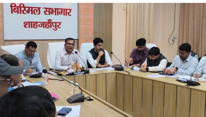 जिला निर्वाचन अधिकारी ने की समीक्षा बैठक, बीएलओ को दिए निर्देश