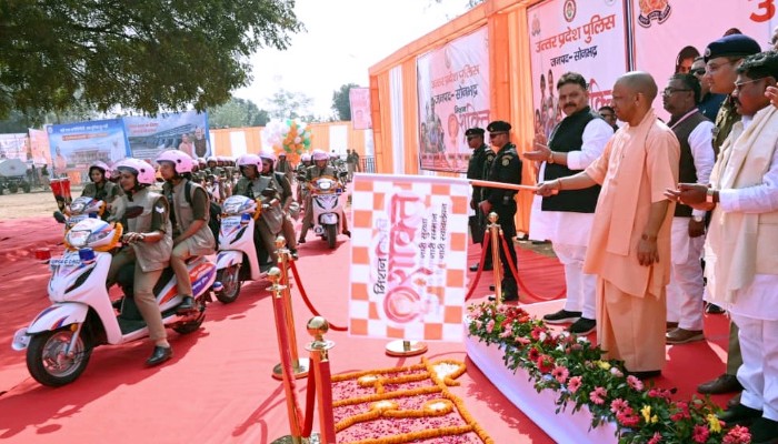 सीएम योगी आदित्यनाथ पहुंचे सोनभद्र, विकास परियोजनाओं का किया उद्घाटन