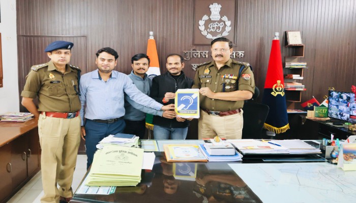 अखिल उत्तर प्रदेश बधिर संस्था ने पुलिस अधीक्षक को भेंट किया प्रतीक चिन्ह