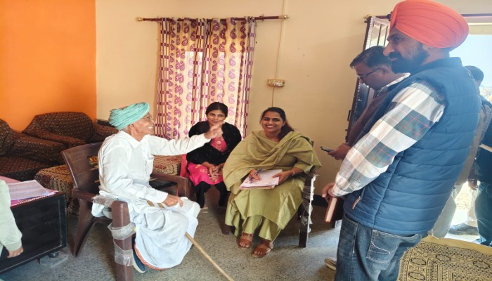 जिला निर्वाचन अधिकारी ने बीएलओ को किया प्रोत्साहित, SIR का किया निरीक्षण