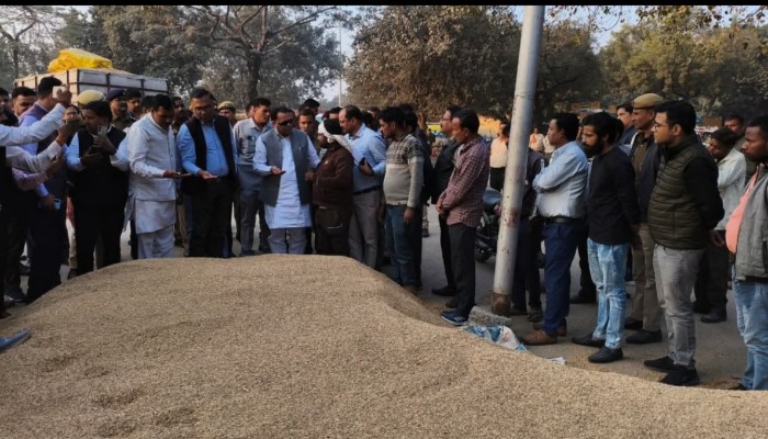 स्वतंत्र प्रभार राज्य मंत्री ने रोजा मंडी का किया निरीक्षण, सुनी लोगों की समस्याएं