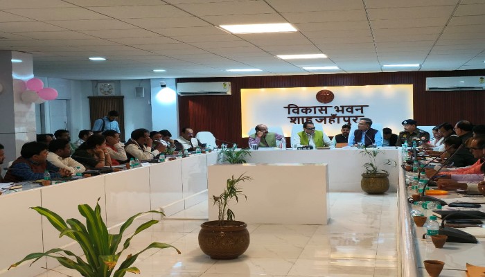 नरेंद्र कश्यप ने खाद उपलब्धता, स्वास्थ्य सेवाओं और कानून व्यवस्था का लिया जायजा