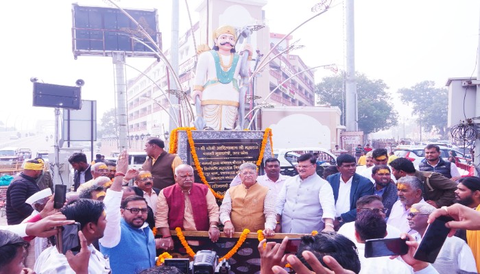 निषादराज चौराहे पर स्थापित निषाद राज की मूर्ति का हुआ अनावरण