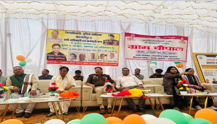 Shahjahanpur News: राजपाल यादव ने पैतृक गांव में आयोजित ग्राम चौपाल में ग्रामीणों से की बातचीत