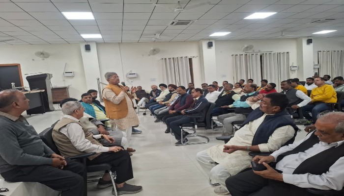 प्रधानमंत्री मोदी के अयोध्या आगमन से पहले शहर में तैयारियों की धूम, व्यापारियों की बैठक में तय हुई स्वागत रणनीतिरामनगरी अयोध्या प्रधानमंत्री नरेंद्र मोदी के 25 दिसंबर को प्रस्तावित आगमन और राम मंदिर में होने वाले ध्वजारोहण कार्यक्रम से पहले उत्साह और उमंग से सराबोर है। शहर की सड़कों से लेकर व्यापारी गलियों तक, हर ओर सजावट, सफाई और स्वागत व्यवस्था की हलचल साफ झलक रही है। गुरुवार को विधायक वेद प्रकाश गुप्ता की मौजूदगी में व्यापारियों, पार्षदों और पार्टी पदाधिकारियों की बैठक आयोजित हुई, जिसमें स्वागत कार्यक्रम की विस्तृत रूपरेखा तय की गई।  विधायक वेद प्रकाश गुप्ता ने नया घाट पर स्वयं झाड़ू लगाकर स्वच्छता अभियान की शुरुआत की और लोगों से अपील की कि प्रधानमंत्री के आगमन को देखते हुए शहर की स्वच्छता को सर्वोच्च प्राथमिकता दें। उन्होंने कहा कि “प्रधानमंत्री जब साकेत महाविद्यालय से गेट नंबर 11 तक पहुंचेंगे, तब पूरा मार्ग तिरंगों, पुष्प सज्जा और रोशनी से जगमगाता दिखाई देगा। यह स्वागत केवल आयोजन भर नहीं, बल्कि अयोध्या की संस्कृति और आस्था की अद्वितीय पहचान है।”  बैठक में वरिष्ठ नेता रामचंद्र यादव ने कहा कि यह अवसर करोड़ों रामभक्तों की भावनाओं का उत्सव है और प्रधानमंत्री का आगमन रामनगरी की वैश्विक पहचान को और मजबूत करेगा।  महानगर अध्यक्ष कमलेश श्रीवास्तव ने बताया कि स्वागत मार्ग पर अलग-अलग स्थानों पर मंच स्थापित किए जाएंगे, जहां सांस्कृतिक प्रस्तुतियां, शंखनाद, ढोल-नगाड़े और पुष्प वर्षा के माध्यम से प्रधानमंत्री का अभिवादन किया जाएगा। बैठक में मौजूद व्यापारी नेताओं ने भी शहर को भव्यता से सजाने और स्वागत कार्यक्रम में पूर्ण सहयोग का आश्वासन दिया।  अतुल सिंह, चंद्र प्रकाश गुप्ता, शिवेंद्र सिंह, अरुण अग्रवाल, सुरेंद्र सिंह गांधी, राम अधार सोनी, जसवीर सिंह, राजेश सिंह, अमल गुप्ता, नीरज जायसवाल, ज्ञान केसरवानी, मनोज जायसवाल और पंकज गुप्ता सहित बड़ी संख्या में व्यापारियों ने बैठक में भाग लिया और एक स्वर में कहा कि अयोध्या इस ऐतिहासिक अवसर पर भव्य और पवित्र रूप में दुनिया के सामने प्रस्तुत होगी।