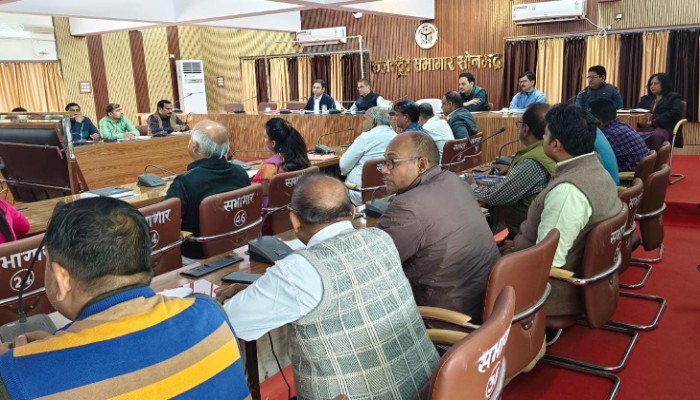 जिलाधिकारी ने की समीक्षा बैठक, शिकायतों के त्वरित निस्तारण के दिए आदेश