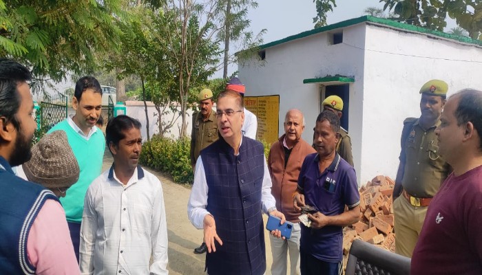 जिलाधिकारी का औचक निरीक्षण, लापरवाह कर्मियों पर हुई कड़ी कार्रवाई