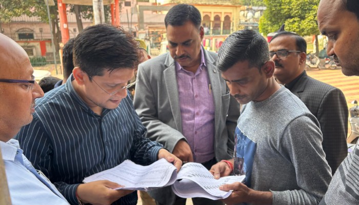 जिलाधिकारी ने ली SIR की जानकारी, लापरवाही मिलने पर जताई नाराजगी