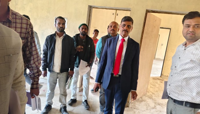 निर्माणाधीन सामुदायिक स्वास्थ्य केन्द्र का डिविजनल कमिश्नर ने किया निरीक्षण