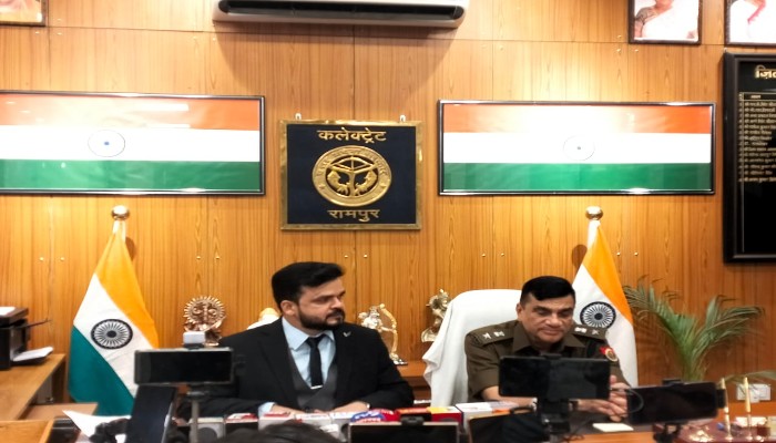 जन सेवा समिति ने डीएम को शॉल ओढ़ाकर कर किया सम्मानित