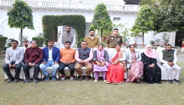 जिलाधिकारी आवास पर डीएम के साथ बीएलओ ने किया भोजन, किए गए सम्मानित