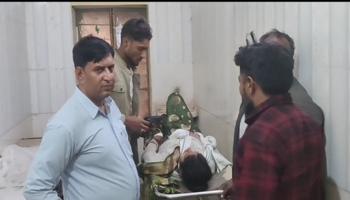 सड़क हादसे में बाइक सवार दंपति समेत 3 लोग हुए गम्भीर रूप से घायल