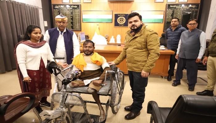 डीएम ने जन सुनवाई में दिव्यांग को दी ट्राई साइकिल, साथ ही दिए ये निर्देश