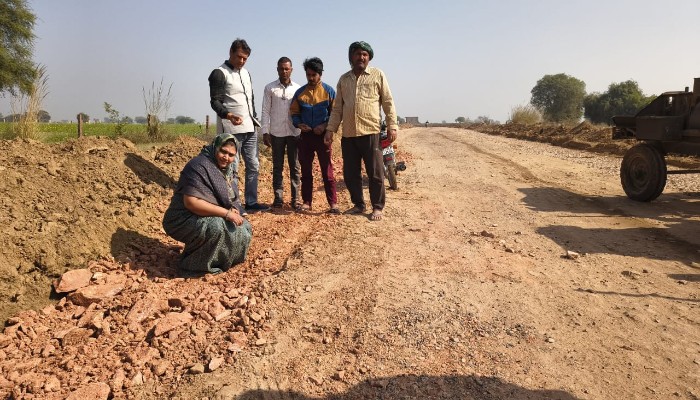 बयाना विधायक ने जटमासी रोड का किया औचक निरीक्षण, घटिया सामग्री पर जताई कड़ी आपत्ति
