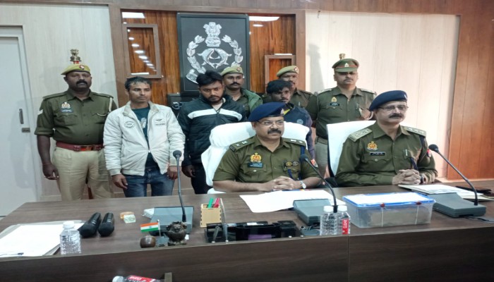 पुलिस ने 24 घंटे में अज्ञात हत्या का किया खुलासा, तीन आरोपी गिरफ्तार, ईंट व ऑटो बरामद
