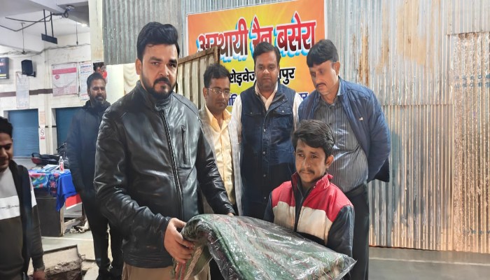 डीएम ने ठंड को लेकर रोडवेज़ रैन बसेरा का किया निरीक्षण, देखे इंतजाम