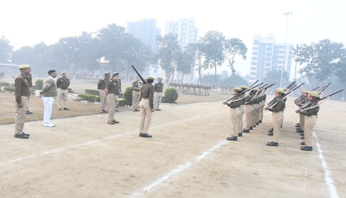 पुलिस अधीक्षक ने रिजर्व पुलिस लाइन में परेड का किया निरीक्षण, दिए निर्देश