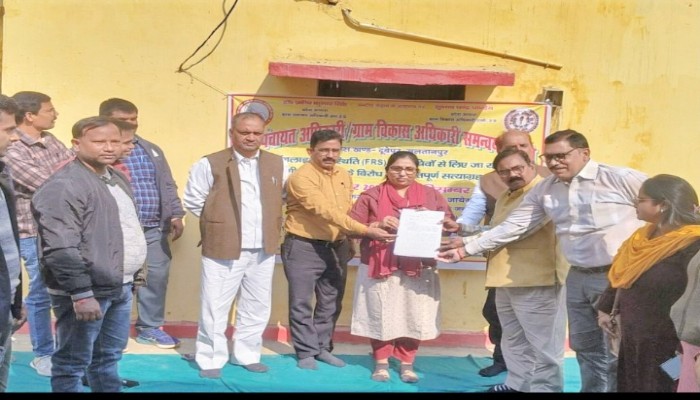 ऑनलाइन उपस्थिति के विरोध में जारी सत्याग्रह, CM के नाम सौंपा ज्ञापन