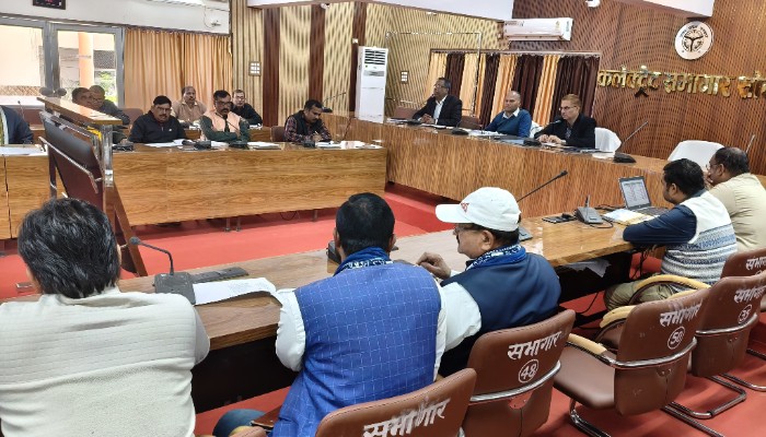 जिला निर्वाचन अधिकारी ने की SIR को लेकर बीएलओ व राजनीतिक दलों के साथ बैठक