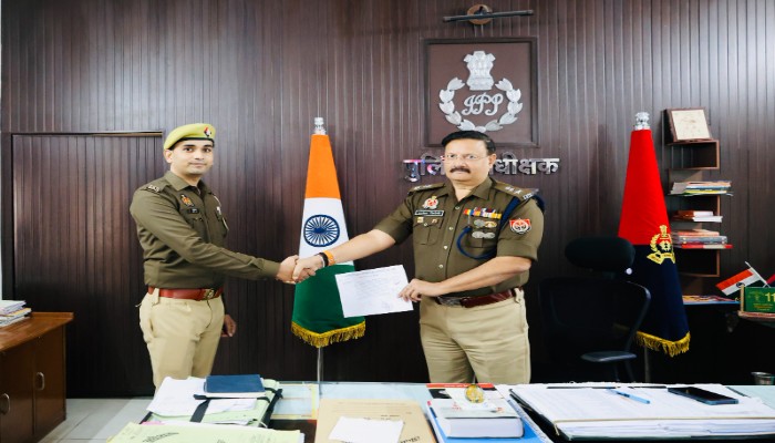 6 माह से उत्तर प्रदेश में प्रथम स्थान, पुलिस अधीक्षक ने किया सम्मानित