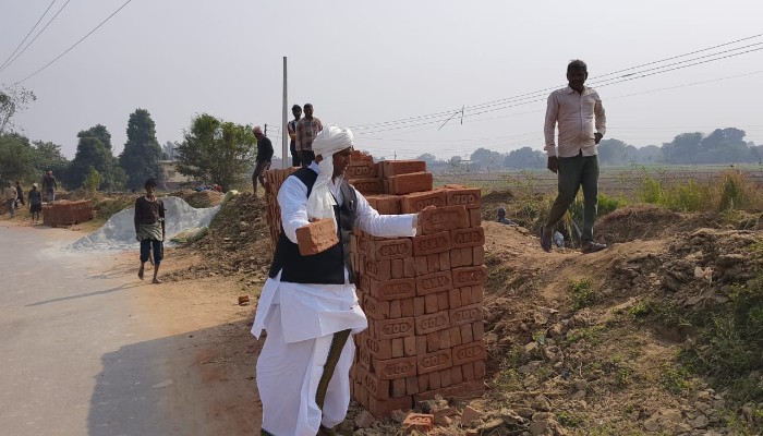 घटिया निर्माण सामाग्री से भड़के पूर्व विधायक मनोज सिंह डब्लू, जताया रोष