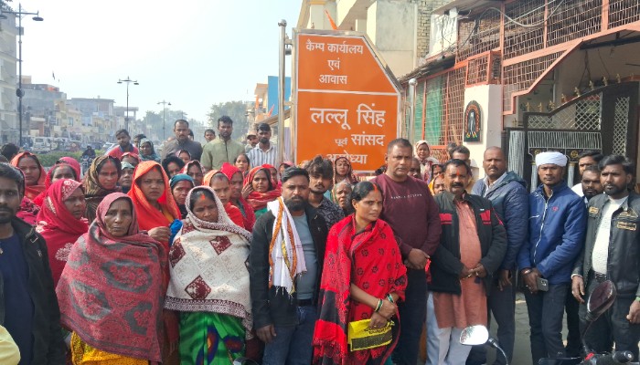 चौड़ीकरण की जद में 300 परिवार, पूर्व सांसद से मिलकर बताई समस्या