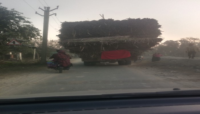 यमराज बनकर दौड़ रहे ओवरलोड वाहन, आम जनता परेशान